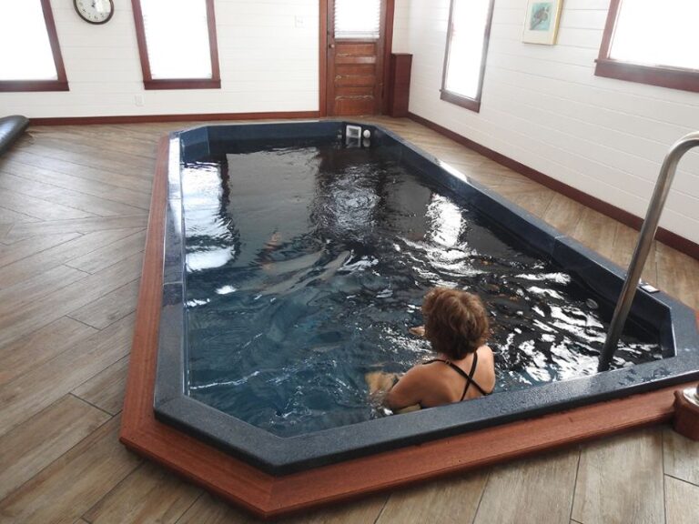 Extra large custom home plunge pool
